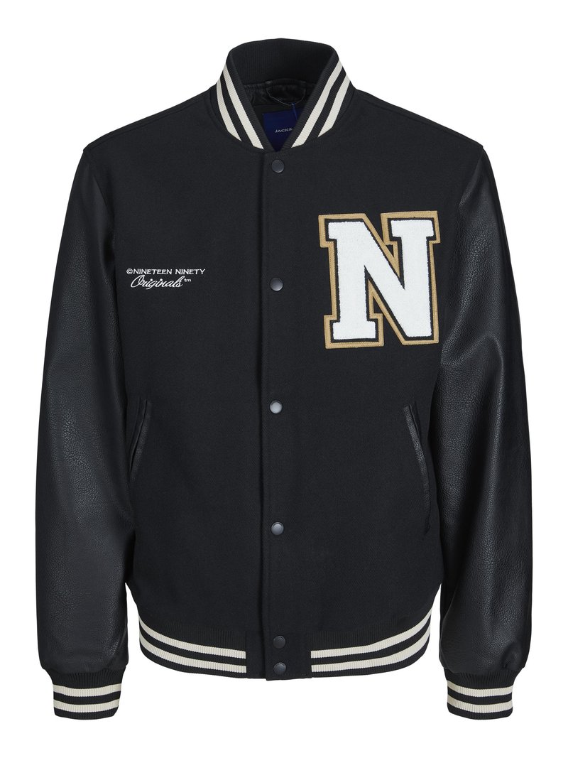 Chaqueta varsity negra con mangas de cuero. Presenta la letra "N" en blanco y dorado en el pecho, cuello y puños de rayas acanaladas, y cierre de botones a presión.