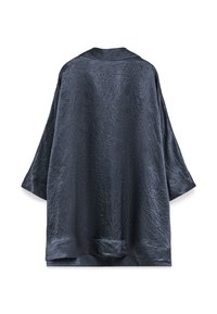 Kimono giacca oversize blu scuro realizzata in tessuto testurizzato, caratterizzata da ampie maniche e colletto a scialle, con una vestibilità rilassata.