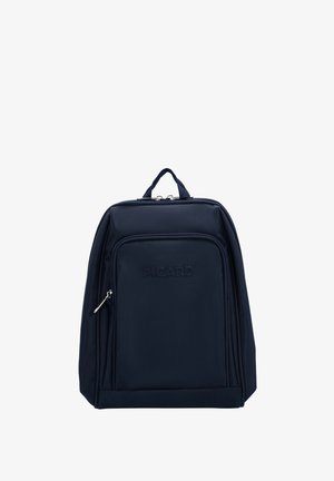 Marineblauwe textuur rugzak met een bovenhandvat, een voorvak met rits en een logo. Ritsen en naden in een contrasterende kleur. Compact en rechthoekig van vorm.