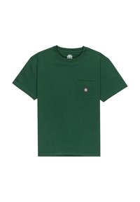 T-shirt en coton vert à manches courtes, col rond, doté d'une poche sur la poitrine gauche avec une étiquette carrée noire. Texture douce, coupe classique.