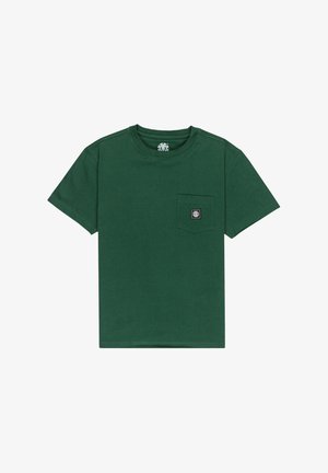 Grøn bomulds T-shirt med korte ærmer, rund halsudskæring og en venstre brystlomme med et sort firkantet mærke. Blød tekstur, klassisk pasform.