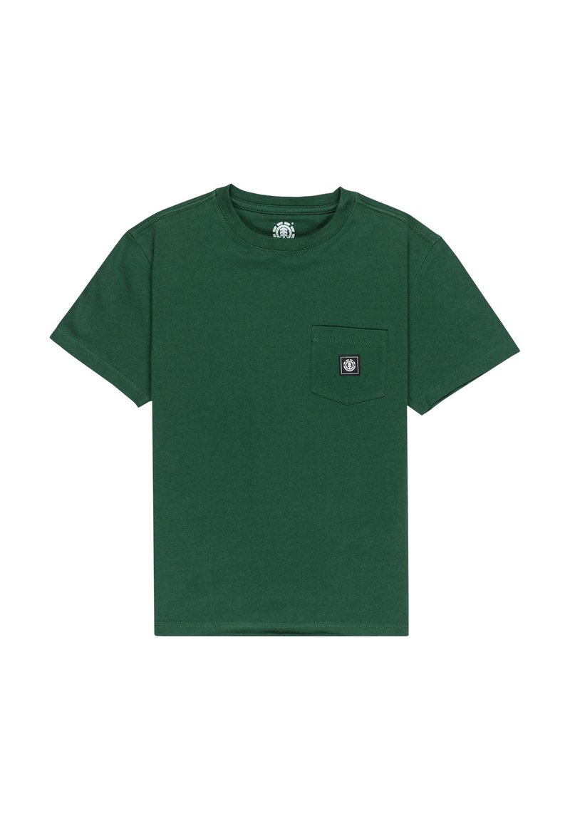 T-shirt en coton vert à manches courtes, col rond, doté d'une poche sur la poitrine gauche avec une étiquette carrée noire. Texture douce, coupe classique.