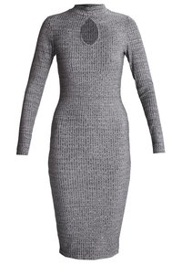 Szara, prążkowana sukienka typu bodycon z długim rękawem, wysokim dekoltem oraz wycięciem w kształcie klucza z tyłu. Dopasowany fason, długość do połowy łydki.