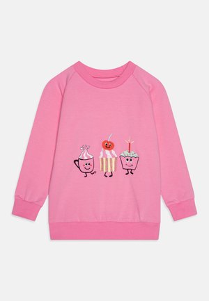Felpa rosa con maniche raglan, decorata con tre dessert in stile cartoon: un cupcake, una coppa di gelato e una scatola di popcorn a righe, tutti con disegni giocosi.