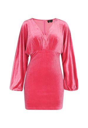 Roze fluwelen jurk met lange pofmouwen, V-hals en een aansluitende snit, met plooien bij de buste en een ritssluiting aan de achterkant.