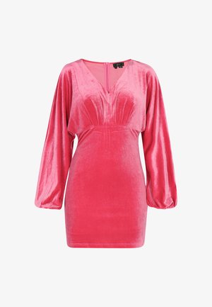 Roza baršunasta haljina s dugim napuhanim rukavima, V-izrezom i prilagođenim siluetom, s nabranim detaljima na prsima i zatvaranjem na patentni zatvarač na leđima.
