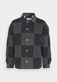 Schwarz-grau kariertes Hemd aus Baumwoll-Denim, mit Kragen, langen Ärmeln und silbernen Knöpfen vorne.