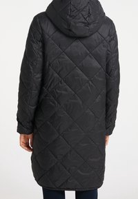 Zwarte gewatteerde jas met capuchon, voorzien van een ruitpatroon, lange mouwen en een lengte tot halverwege de dij. Glad, glanzend textuur.