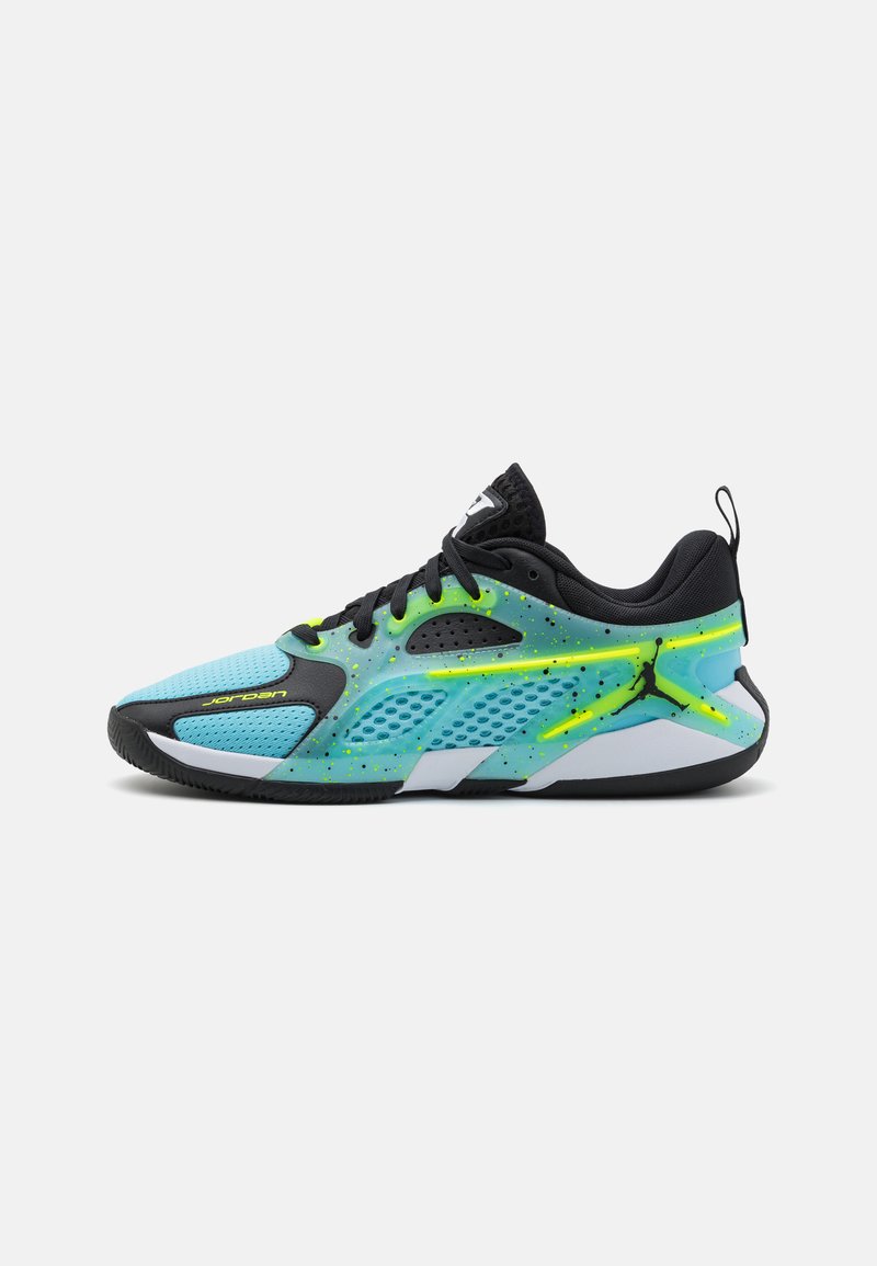 Svijetloplavi atletski sneaker s crnim akcentima, s perforiranim dizajnom, živopisnim zelenim naglascima i teksturiranom petom.