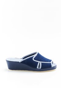 Zapatillas de cuña en azul marino con un upper de tela texturada, detalles a rayas y diseño de punta abierta, con una plantilla acolchada y suela de goma.