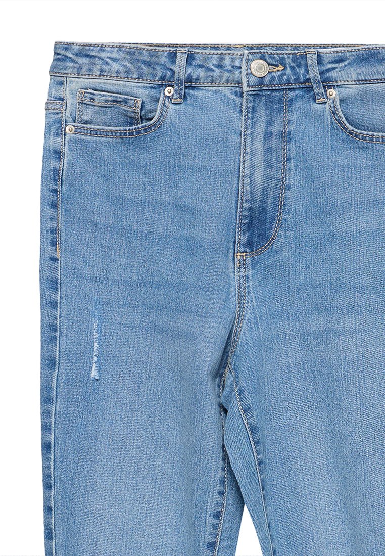 Jeans de mezclilla azul claro, con un diseño clásico de cinco bolsillos, cierre de botón y un leve desgaste en la parte frontal de la pierna izquierda.