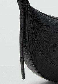 Bolso de hombro de cuero negro con un acabado texturizado, forma curva y correa ajustable que presenta costuras visibles y una silueta redondeada.