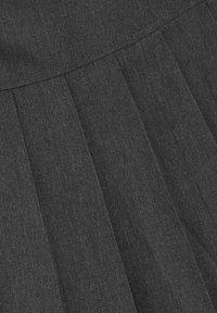 Tissu plissé noir mettant en avant une texture lisse. Le matériau semble léger avec des motifs de tissage subtils et un ourlet soigné.