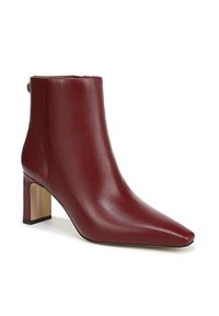 Stivale alla caviglia in pelle borgogna con punta affusolata, tacco smussato e finitura testurizzata. Presenta un design strutturato e un accento sul tacco in contrasto.