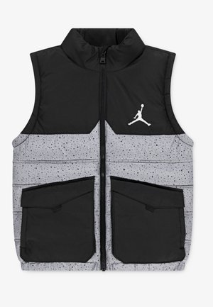 Ærmeløs puffervest med sort øverste del, gråsprættet nederste sektion, sorte forlommer, lynlås lukning og hvid Jumpman-logo på brystet.