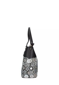 Borsa nera con doppi manici e lati decorati con forme geometriche e motivi con logo in tonalità di grigio.