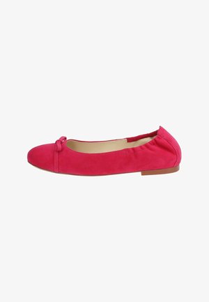 Fuchsia suède balletschoen met een ronde neus, elastische kraag en een kleine strikaccent op de neus; heeft een lage, platte hak.