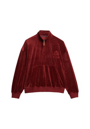 Bordeauxrode fluwelen pullover met een hoge kraag, kwart rits en voorzak; voorzien van geborduurd logo op de borst. Zachte textuur en comfortabele pasvorm.