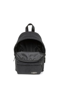 Mochila de forro polar negra con parte superior curva, compartimento principal grande, bolsillo frontal y asa superior. Interior forrado con cierre de cremallera.