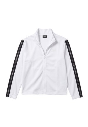 Chaqueta blanca con cremallera, rayas negras y texto "EA7 Emporio Armani" a lo largo de las mangas, cuello alto y un logo sutil en el pecho.