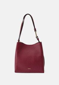 Bolso de cuero burdeos con una parte superior estructurada y redondeada, textura suave, correa ajustable negra y detalle de logo dorado en el frente.