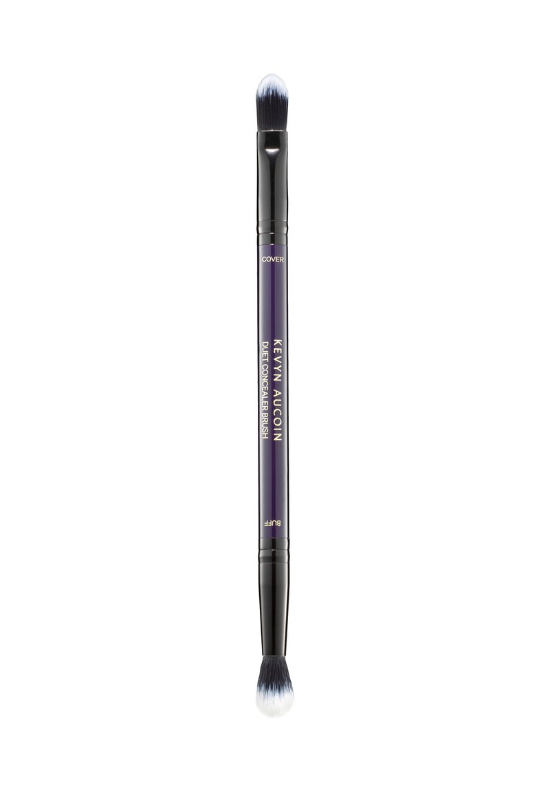 Doppelseitiger Concealer-Pinsel mit einer spitzen, fluffigen Spitze und einem flachen Pinselkopf. Schwarzer Griff mit lila Akzenten, beschriftet mit "Kevyn Aucoin."