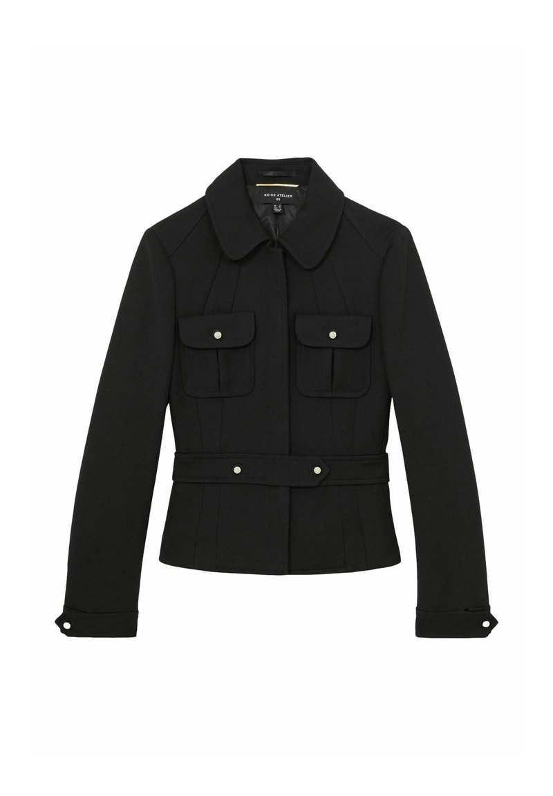 Schwarze Jacke mit einem kragenförmigen Ausschnitt, zwei Vorderaschen, taillierter Taille und Knopfakzenten. Hergestellt aus glattem Material mit einem maßgeschneiderten Design.