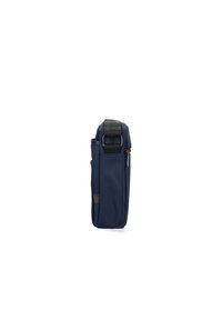 Borsa blu navy con un design sottile, realizzata in tessuto resistente. Presenta una maniglia superiore e una cerniera, con un marchio sottile lungo la tracolla.
