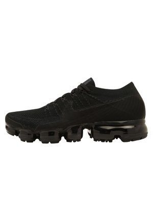 Czarny sneaker Nike VaporMax z dzianinową cholewką, sznurowanym modelem i segmentowaną podeszwą z poduszką powietrzną, widok z boku na białym tle.