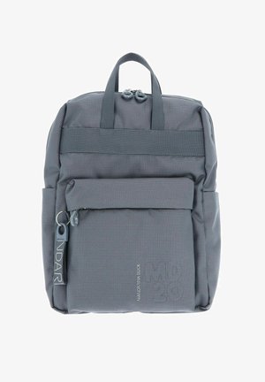 Sac à dos gris avec un motif à carreaux, doté de double poignées, d'une poche zippée à l'avant et de quincaillerie de marque. Tissu texturé avec coutures renforcées.