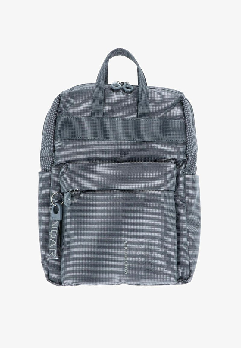 Sac à dos gris avec un motif à carreaux, doté de double poignées, d'une poche zippée à l'avant et de quincaillerie de marque. Tissu texturé avec coutures renforcées.