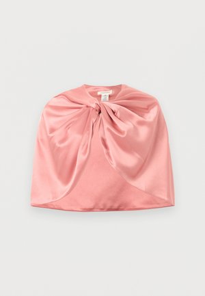 Mantello in raso rosa con un grande nodo arricciato al collo, mostrato disteso su uno sfondo bianco.