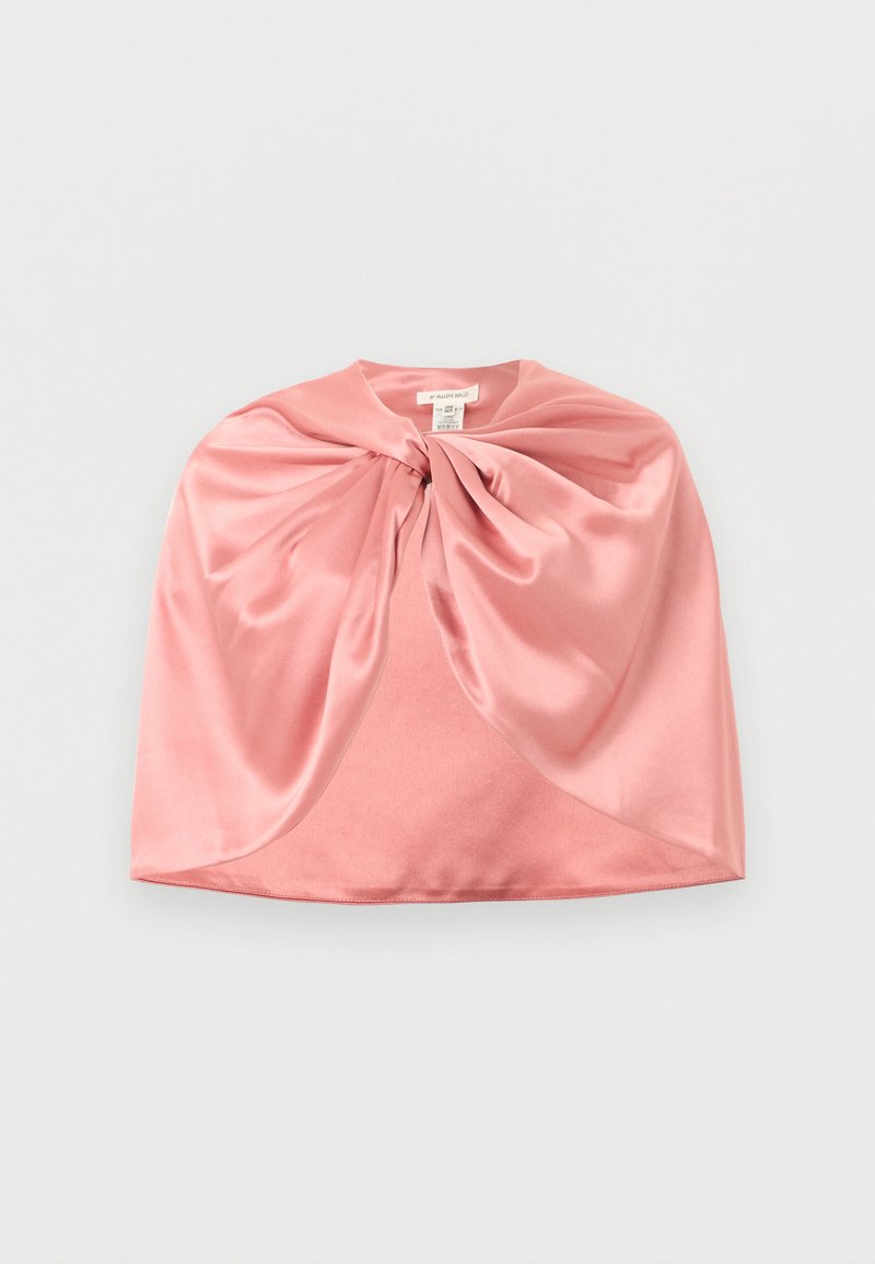 Ροζ σατέν κάπα με μεγάλο σφηκωτό κόμβο στο λαιμό, απλωμένη επίπεδη σε λευκό φόντο.