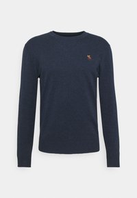 Marineblauer Strickpullover mit langen Ärmeln, Rundhalsausschnitt und einem kleinen gestickten Logo auf der Brust. Weicher Stoff und taillierte Passform.