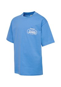Lichtblauwe katoenen t-shirt met een ronde hals en korte mouwen. Heeft een witte grafische print op de borst met tekst elementen.