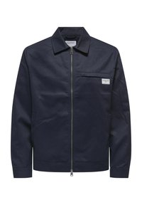 Giacca blu navy realizzata in tessuto resistente, con chiusura a zip, colletto a punta e tasca sul petto anteriore con etichetta.