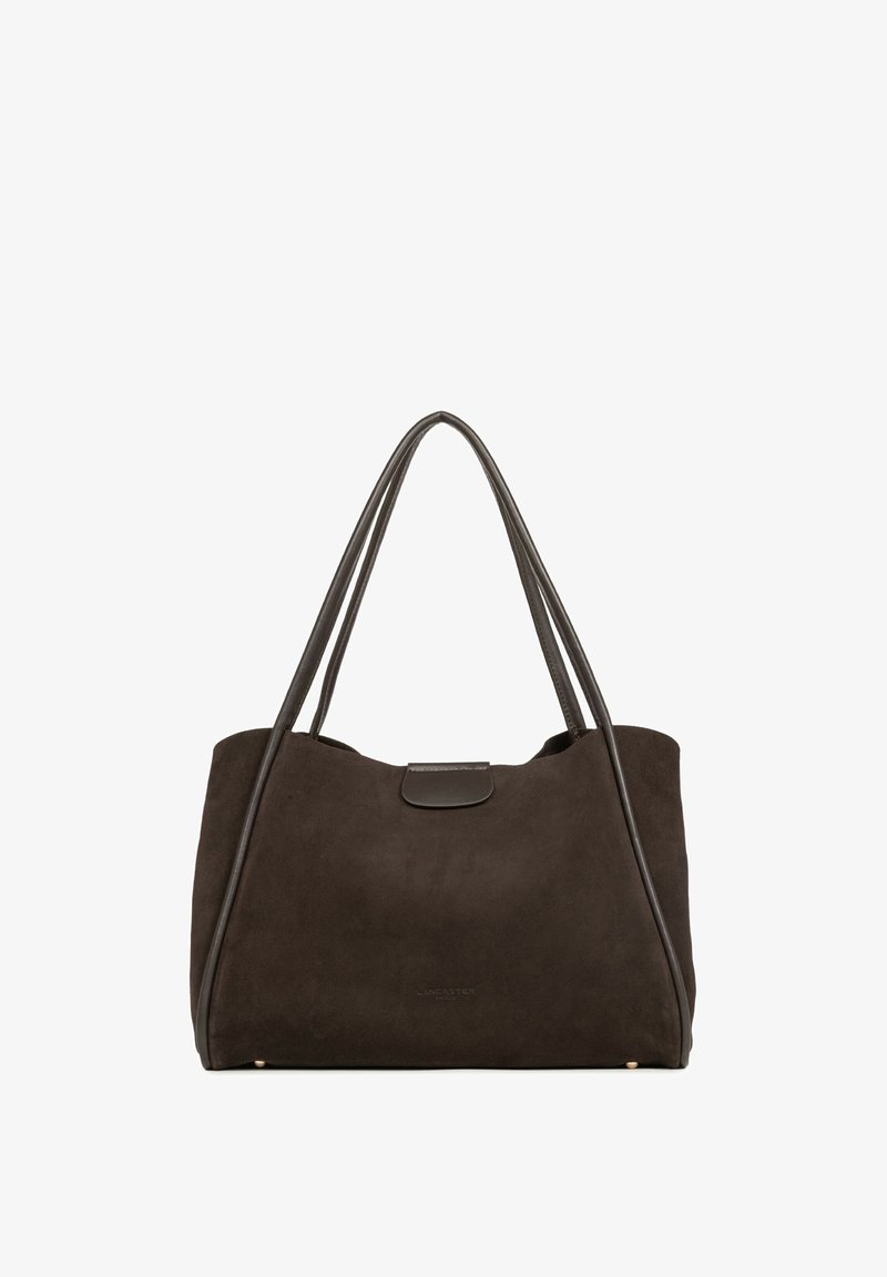 Sac fourre-tout en daim marron foncé avec double bandoulière et petite fermeture à rabat en cuir au centre supérieur.