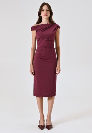 Bordeaux-farbenes, tailliertes Kleid mit schulterfreiem Design, gerafftem Detail an der Taille und knielangem Saum. Glattes, elastisches Material.