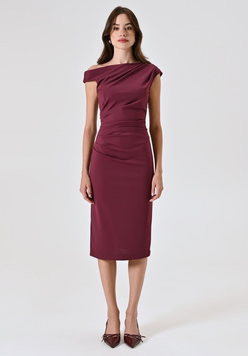 Bordeaux-farbenes, tailliertes Kleid mit schulterfreiem Design, gerafftem Detail an der Taille und knielangem Saum. Glattes, elastisches Material.