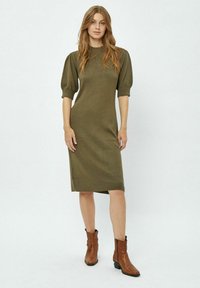 PEPPERCORN TANA NECK HALF SLEEVE  - Svetríkové šaty - capers
