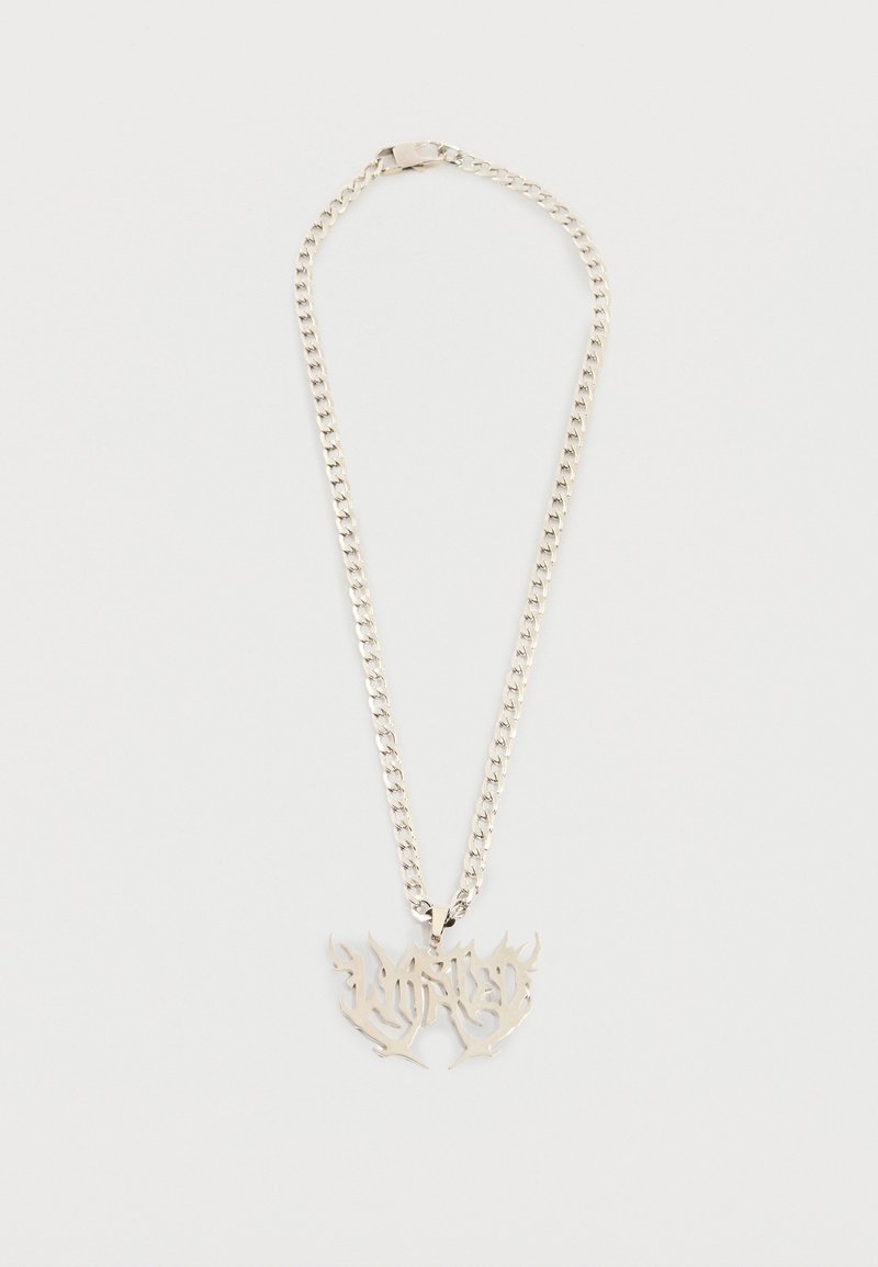 Ασημένιο κολιέ με αλυσίδα και μενταγιόν σε σχήμα φλόγας που φέρει γοτθικά γράμματα σε στυλ γραφής που σχηματίζουν τη λέξη "WASTED" σε λευκό φόντο.