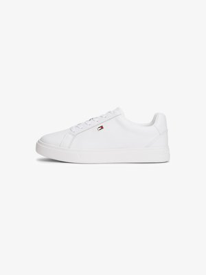 Hvite sneakers laget av glatt syntetisk materiale, med rund tå, flat såle og minimalistisk design med en liten logoaksent.