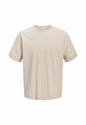 T-shirt beige à manches courtes et col rond avec un petit texte blanc centré sur la poitrine.