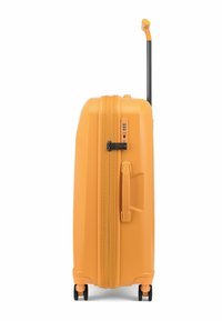 Valigia arancione rigida con superficie strutturata, manico nero retrattile, serratura a combinazione e quattro ruote nere per una facile mobilità.