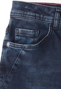 Jean en denim bleu foncé avec une ceinture cousue, une petite poche avant et une texture lisse avec des détails de décoloration subtils.