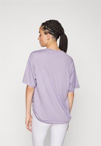 Puma STUDIO TWIST TEE  - Spordi T-särk - pale plum