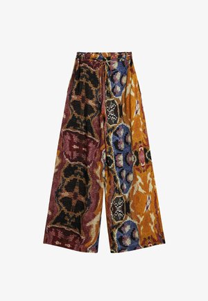 Pantalon à jambes larges avec taille à cordon, présentant un motif abstrait multicolore dans des tons d'orange, bleu, rouge, noir et beige.