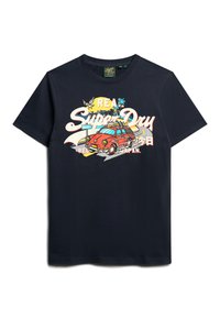 Camiseta de algodón de color azul marino con mangas cortas, con un estampado gráfico de un coche rojo, palmeras y texto en varios colores.