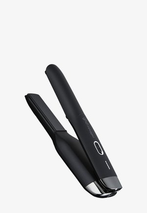 Zwarte haarstyler met gladde, platte platen, een aan/uit-knop en een metalen accent op een witte achtergrond.