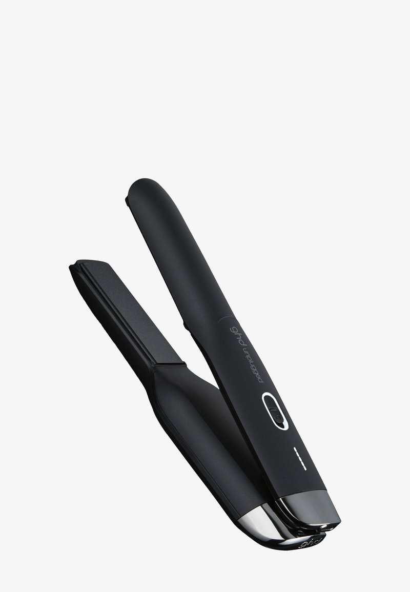 Un lisseur à cheveux noir avec des plaques plates lisses, un bouton d'alimentation, et un accent métallique sur un fond blanc.